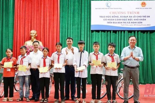 Trao học bổng, xe đạp cho trẻ em có hoàn cảnh đặc biệt khó khăn trên địa bàn thị xã Nghi Sơn