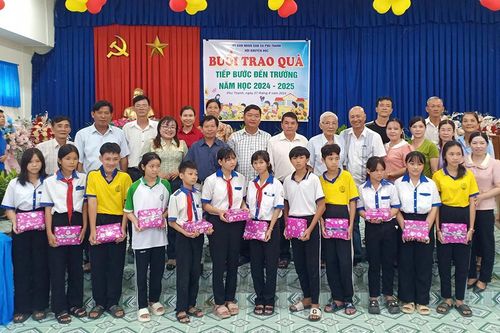 Huyện cù lao Phú Tân chăm lo học sinh nghèo tiếp bước đến trường