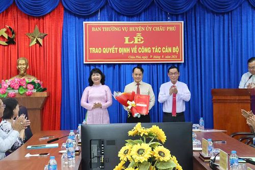 Ban Thường vụ Huyện ủy Châu Phú trao quyết định cán bộ
