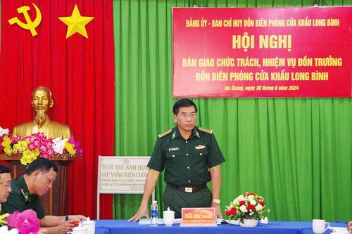 Bàn giao chức trách, nhiệm vụ các đồn trưởng, tiểu đoàn trưởng