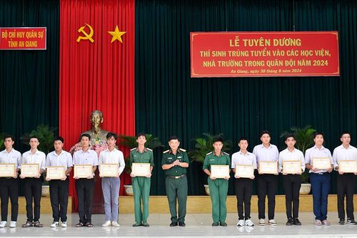 An Giang tuyên dương thí sinh trúng tuyển vào học viện, trường quân đội năm 2024