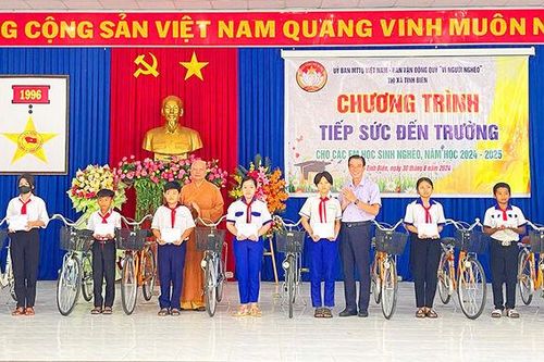 Trao quà 'Tiếp sức đến trường' cho học sinh tại TX. Tịnh Biên