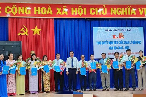 UBND huyện Phú Tân trao quyết định điều động, bổ nhiệm viên chức quản lý ngành giáo dục năm học 2024-2025