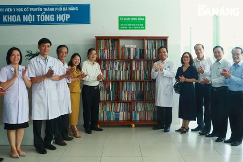 Tủ sách cộng đồng tiếp thêm niềm vui tinh thần cho bệnh nhân