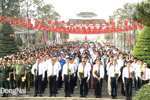 Dâng hương, hoa viếng liệt sĩ nhân kỷ niệm 79 năm Cách mạng tháng Tám, Quốc khánh 2-9