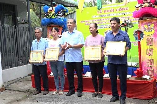 Ngày hội Nhân dân hiến đất làm đường