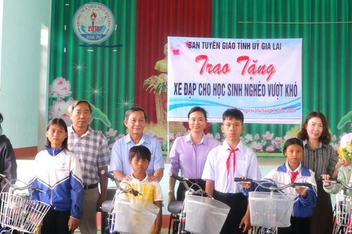 Trưởng Ban Tuyên giáo Tỉnh ủy Huỳnh Thế Mạnh tặng xe đạp cho học sinh nghèo huyện Đak Pơ