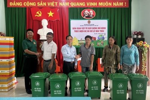 Hội Nông dân tỉnh bàn giao vật tư xây dựng các mô hình xử lý rác thải