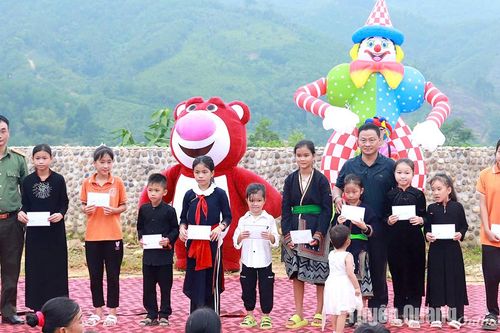 Tổ chức Tết Trung thu cho em tại xã Hồng Quang