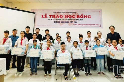 Công ty TNHH Shinwon Ebenezer Hà Nội: Trao học bổng cho học sinh nghèo vượt khó