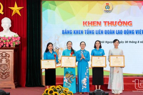 Biểu dương các tập thể, cán bộ, công đoàn viên xuất sắc