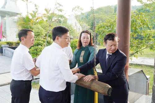 Dâng hoa, dâng hương tại nghĩa trang liệt sỹ nhân kỷ niệm 79 năm Quốc khánh