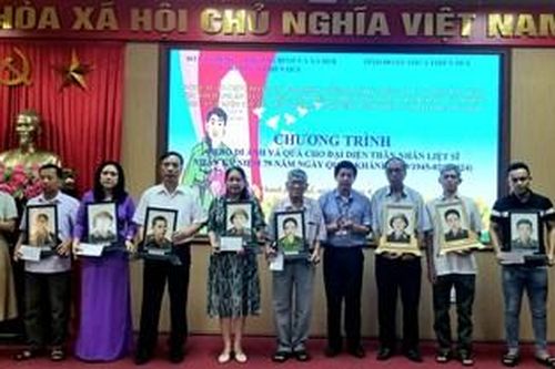 Trao 17 di ảnh liệt sĩ và tặng quà cho thân nhân các liệt sĩ