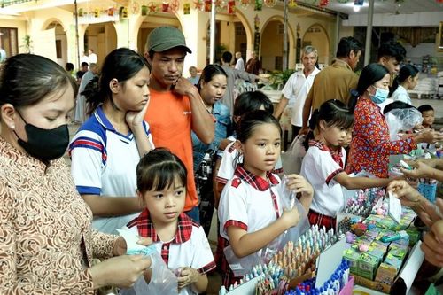 TP.Cần Thơ: Gian hàng dụng cụ học tập 0 đồng hỗ trợ học sinh và sinh viên có hoàn cảnh khó khăn