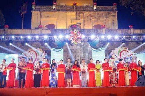 Khai mạc triển lãm ảnh 'Sắc màu văn hóa ASEAN'