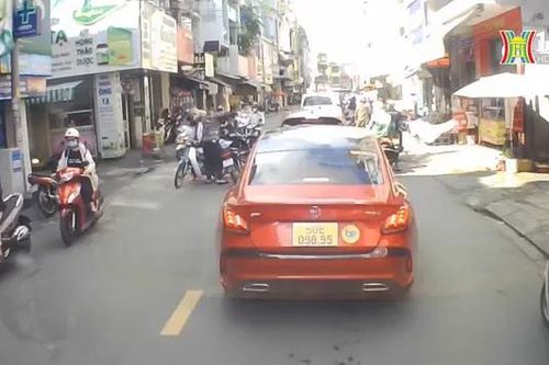 Đi lấn làn ngược chiều, thanh niên còn hành hung người khác