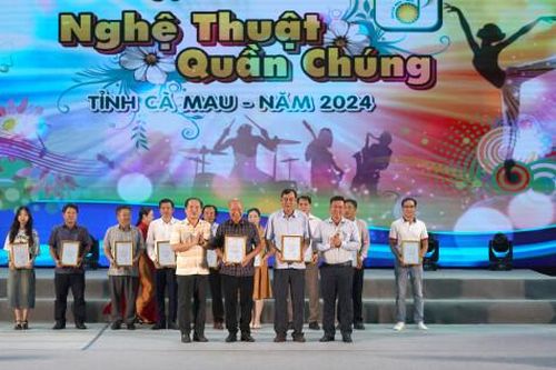 Sắc màu văn hóa địa phương hòa quyện trong từng bài ca, điệu múa