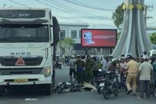 Xe máy va chạm xe container, nữ sinh lớp 10 tử vong trên đường đi học