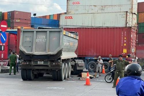 Xe ben quay đầu cuốn xe máy vào gầm, cán cụ ông tử vong
