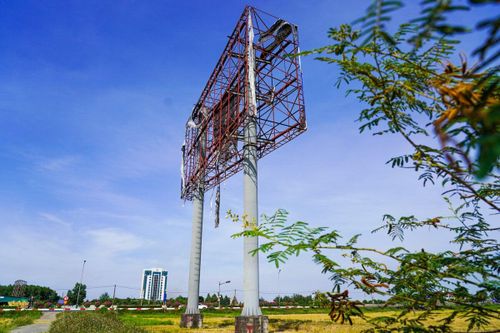 Nhếch nhác hàng loạt biển quảng cáo trơ khung, rỉ sét ở Hà Tĩnh