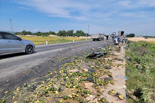 Ô tô tải va chạm xe ben, hàng tấn cam vương vãi trên Quốc lộ qua Hà Tĩnh