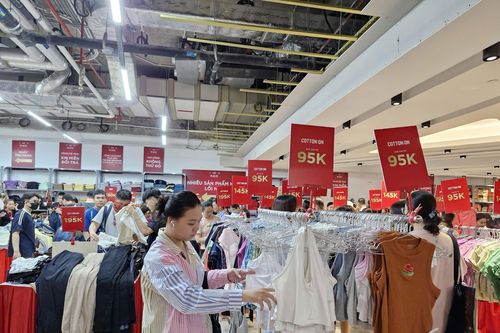 Người dân TP.HCM sắm hàng hiệu giảm giá đến 80% xuyên lễ 2/9