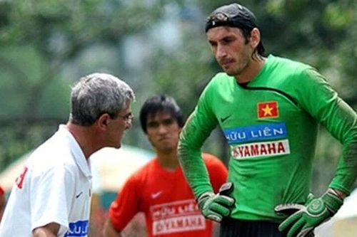 Muốn lên đội tuyển Việt Nam, cầu thủ nhập tịch phải hết mình tận hiến