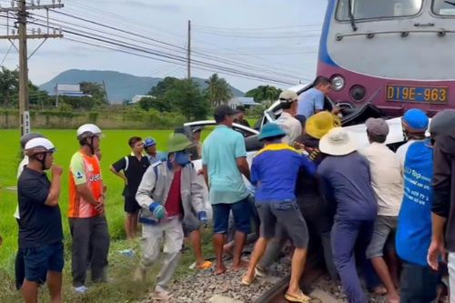 Ô tô bẹp dúm sau va chạm với tàu hỏa ở Bình Thuận