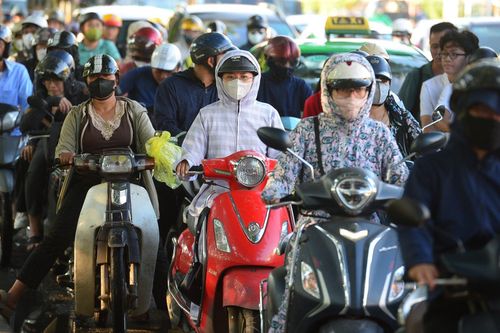 Đội nắng về quê sớm, người dân vẫn 'dính' tắc đường ngày lễ