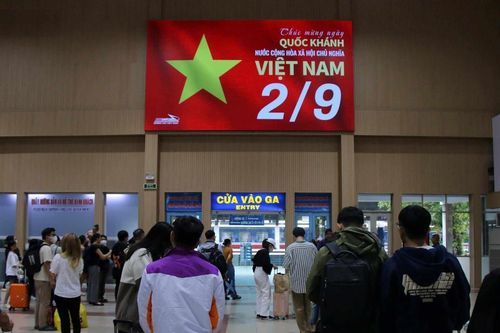 Về quê nghỉ lễ 2/9, người dân TP.HCM đổ dồn đông đúc đến bến phà, sân bay