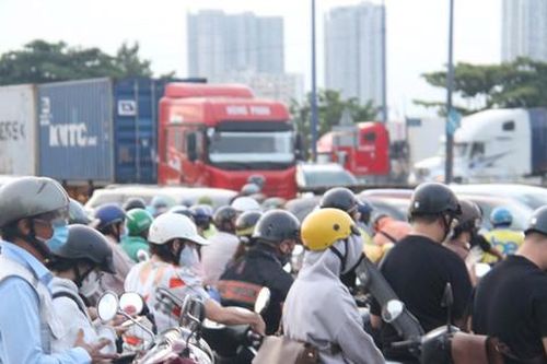 Giao thông cửa ngõ thành phố Hồ Chí Minh đông đúc trước kỳ nghỉ lễ 2-9