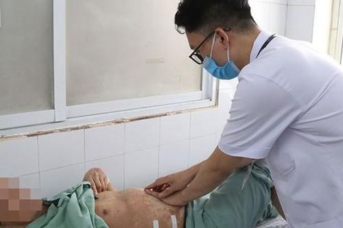 Người mẩn ngứa, nổi bọng nước, phù 2 chân do tự ý mua thuốc về dùng
