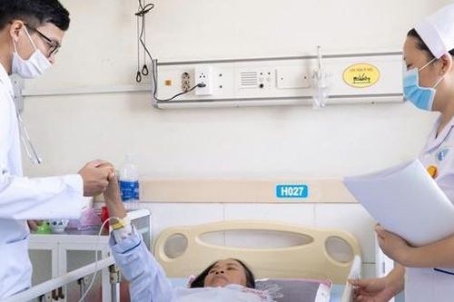 Cục máu đông gây tắc động mạch não làm người phụ nữ đổ gục