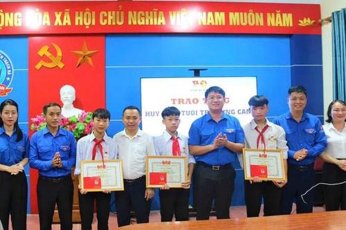 Trao huy hiệu 'Tuổi trẻ dũng cảm' cho 3 học sinh cứu 2 em nhỏ đuối nước