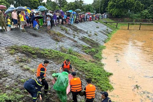 Hai học sinh và một phụ nữ bị lũ cuốn mất tích