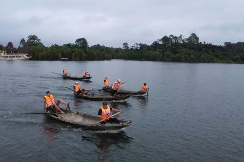 Yên Bái: Sôi nổi đua thuyền nan trên hồ Thác Bà