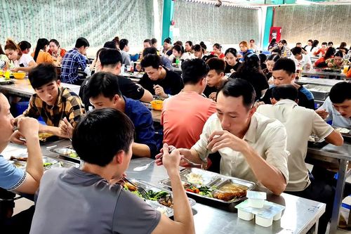 Ấm áp 'Bữa cơm công đoàn'