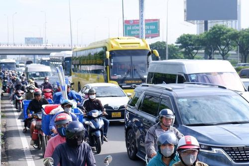 Kẹt xe nhiều giờ vì cao tốc liên tục đóng mở