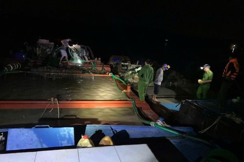Công an tuần tra đêm, bắt quả tang 'cát tặc' sông Tiền