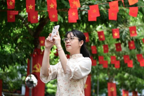 'Săn' ảnh cờ đỏ sao vàng tại TP.HCM dịp 2/9