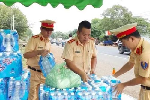 CSGT Bình Phước làm tốt công tác hỗ trợ người dân về quê dịp Quốc khánh