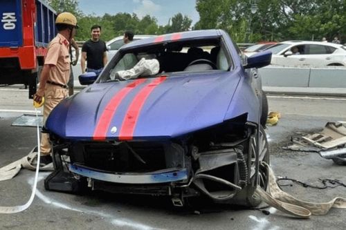 Siêu xe Maserati biến dạng hoàn toàn sau khi đâm vào dải phân cách