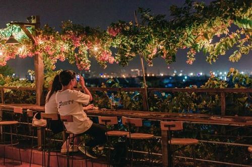 Bạn trẻ TP. HCM 'săn view' xem pháo hoa vào dịp Lễ 2/9