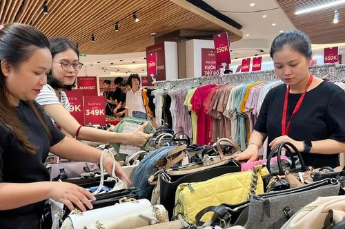 Khuyến mãi hàng hiệu quy mô lớn