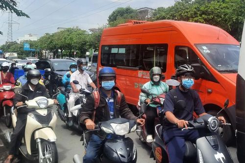 Đi lại dịp lễ: Cửa ngõ miền Tây ùn ứ, miền Đông thông thoáng
