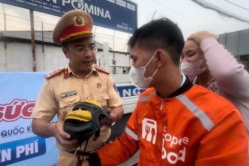 Shipper chở bạn gái về quê nghỉ lễ 'gặp may' khi bị CSGT chặn