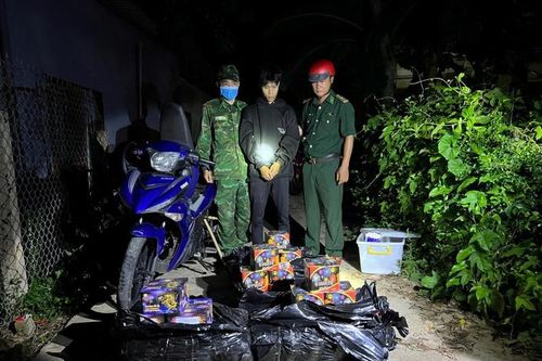 Bắt đối tượng vận chuyển hơn 70kg pháo trái phép ở Quảng Trị