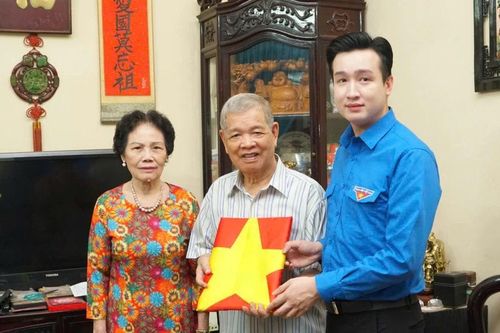 Phục dựng ảnh liệt sĩ, trao tặng cho gia đình có công