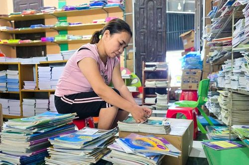 Cô giáo dùng tiền lương cưu mang trò nghèo