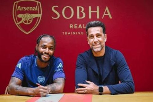 Arsenal 'nẫng tay trên' Man United vụ Sterling